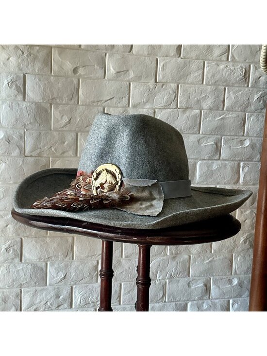 Peachfelt Accessories - Vintage Peachfelt Grey Felt Hat Gold-Tone Horse Head Emblem + Pheasant Feather